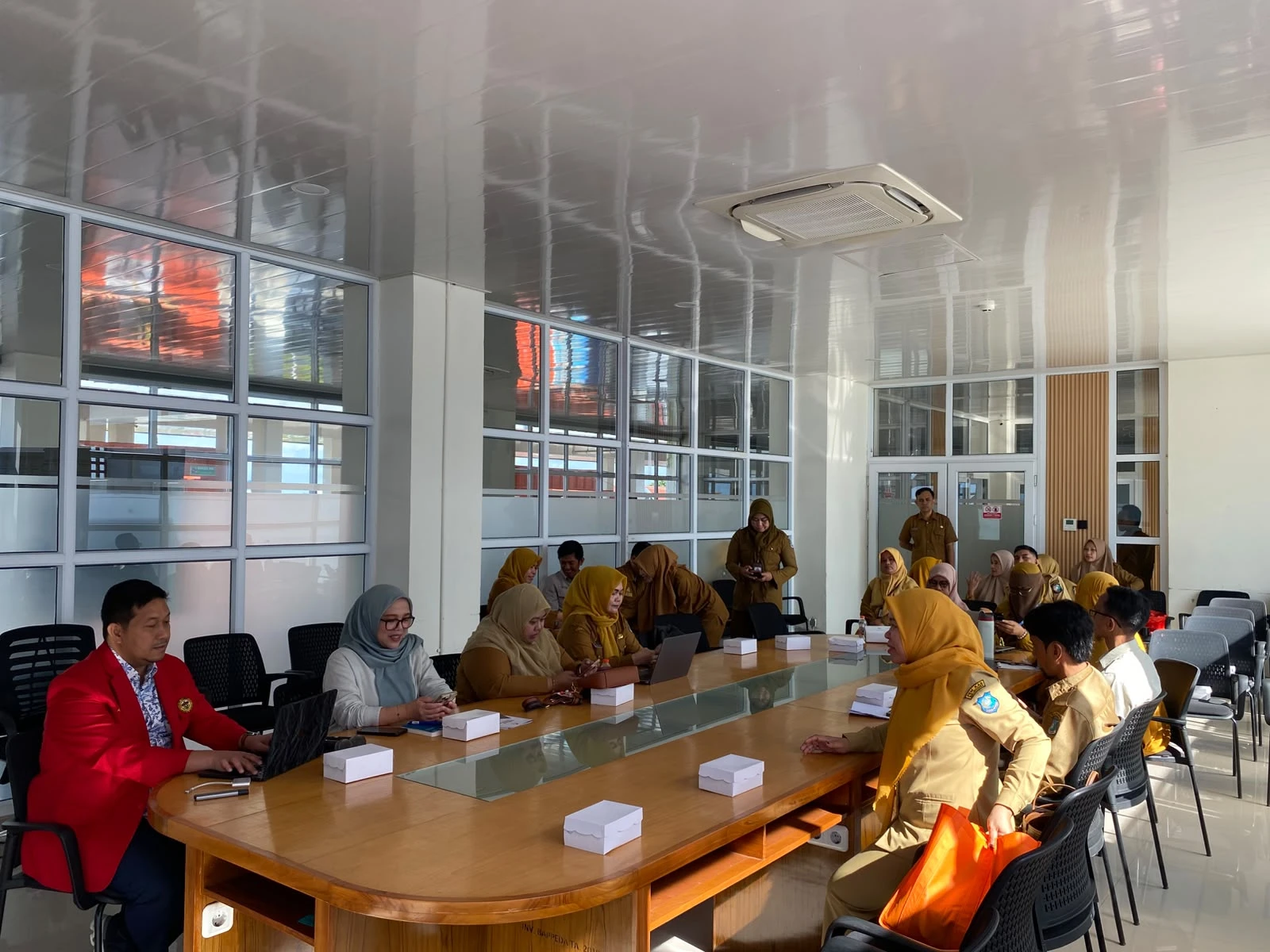 ASN dari berbagai OPD Kabupaten Bulukumba mengikuti pelatihan penyusunan policy brief berbasis data yang difasilitasi LPPM Universitas Hasanuddin. (Foto: Dok. LPPM Unhas)